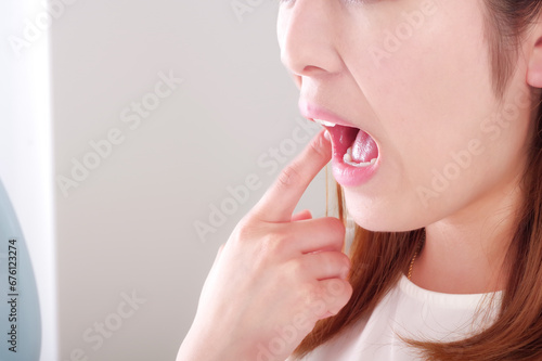Foto 虫歯が痛そうな若い女性