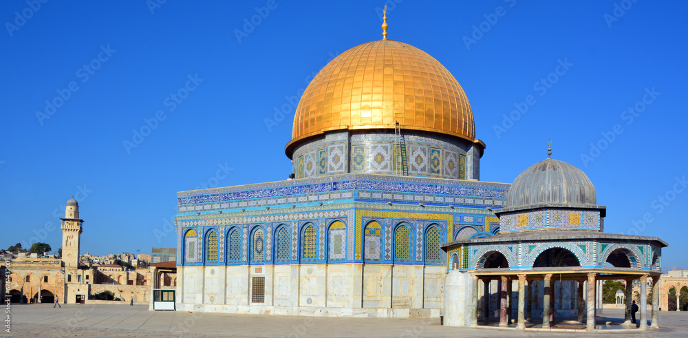 Naklejka premium Temple Mount known as the the Noble Sanctuary of Jerusalem located in the Old City of Jerusalem, is one of the most important religious sites in the world.