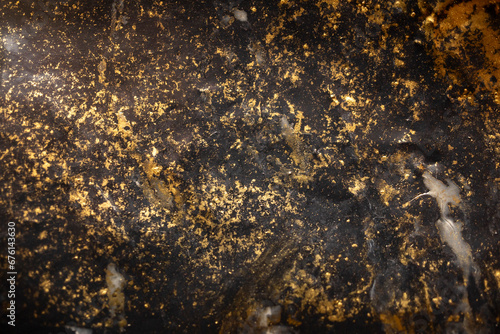 plástico negro manchado con polvo dorado © AnaPliego