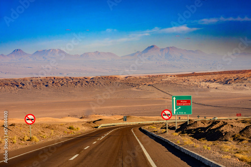 Estrada Rota 23 que liga Calama até San Pedro de Atacama no Chile cercada pelo deserto. photo
