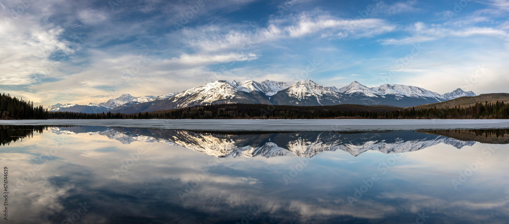 Obraz premium Panoramic view of the magnificent Rocky Mountains