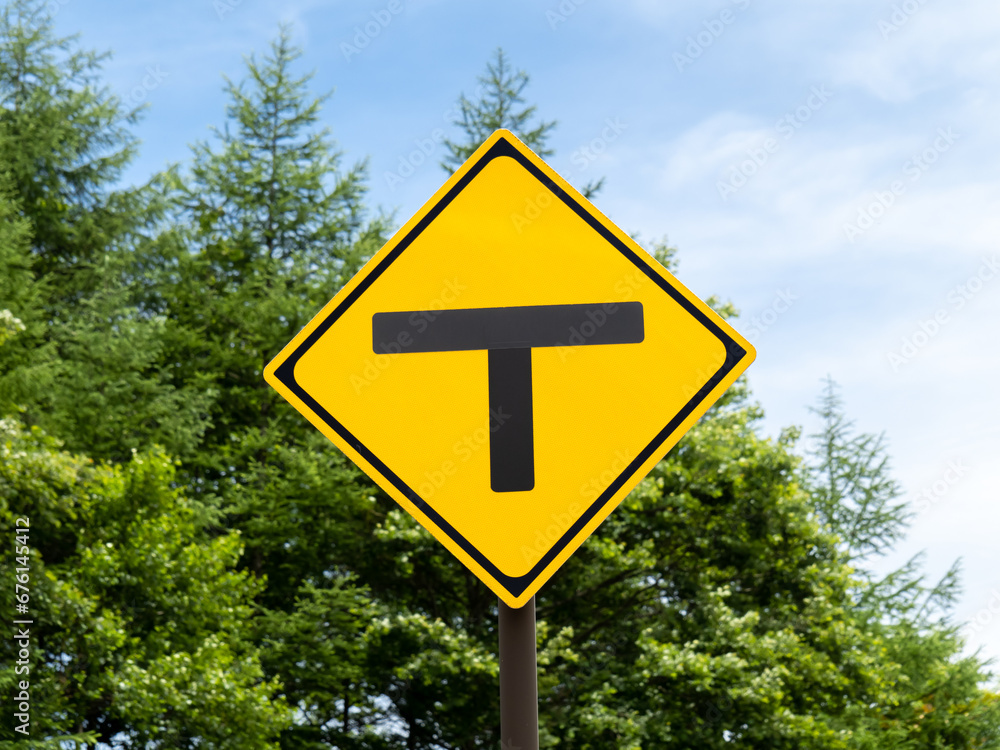 道路標識(警戒標識)「T形道路交差点あり」。
