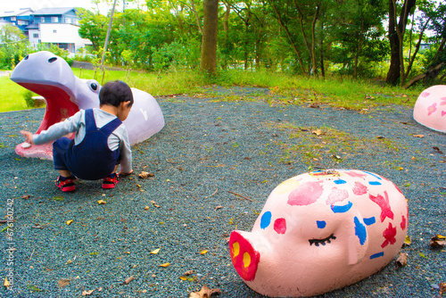 のんほいパーク動物園の公園遊具と子どもの後ろ姿