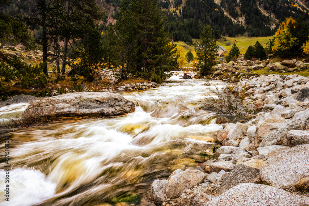 Tranquilidad en Vielha: Río Sedoso con Montañas Verdes de Fondo Tranquilidad en Vielha: Río Sedoso con Montañas Verdes de Fondo