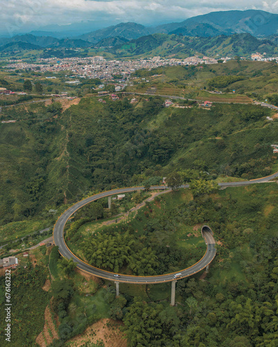Obraz na płótnie Vista aérea de Santa Rosa de Cabal, Risaralda, municipio de Colombia, famoso por sus aguas termales. w salonie