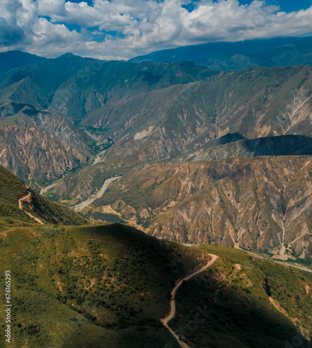 Obraz na płótnie Tarde soleada en el Cañón del Chicamocha, ubicado en Santander, Colombia w salonie