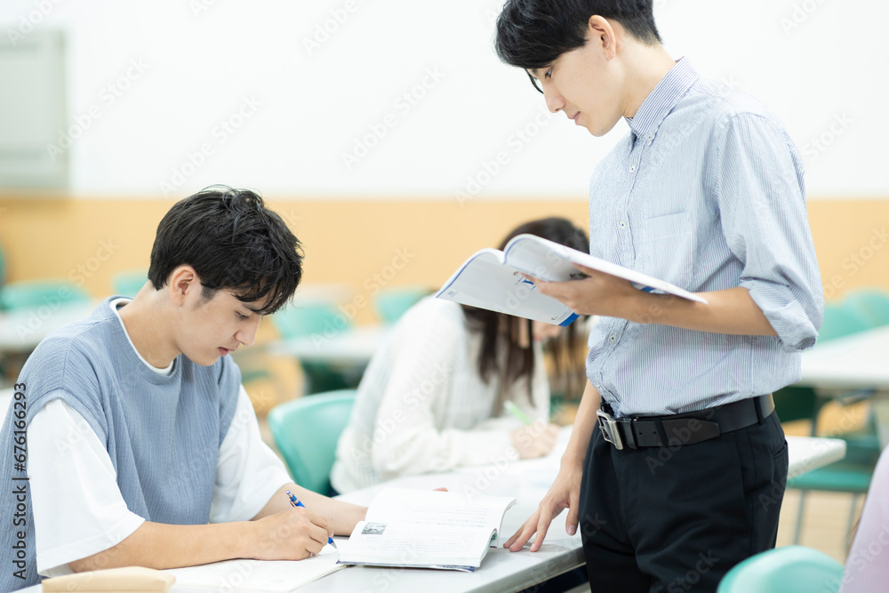 個別指導を受ける高校生 個別指導を受ける高校生