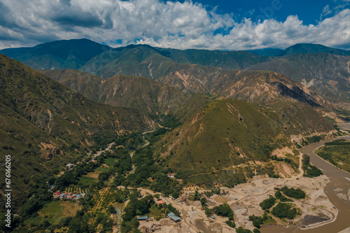 Obraz na płótnie Tarde soleada en el Cañón del Chicamocha, ubicado en Santander, Colombia w salonie