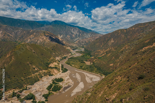 Obraz na płótnie Tarde soleada en el Cañón del Chicamocha, ubicado en Santander, Colombia w salonie