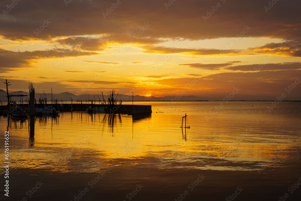 Obraz premium 小さな漁港に沈む夕日