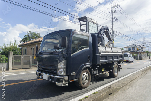 建設機械を輸送するトラック ダンプトラック