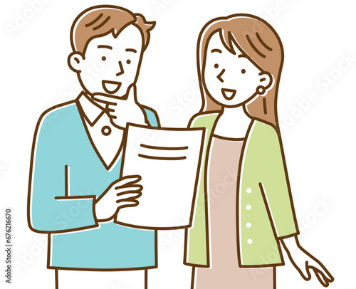 楽しそうに書類を見る若い夫婦
