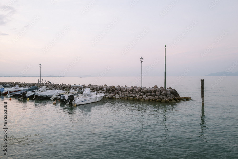 kleiner Hafen am Gardasee bei Dämmerung kleiner Hafen am Gardasee bei Dämmerung