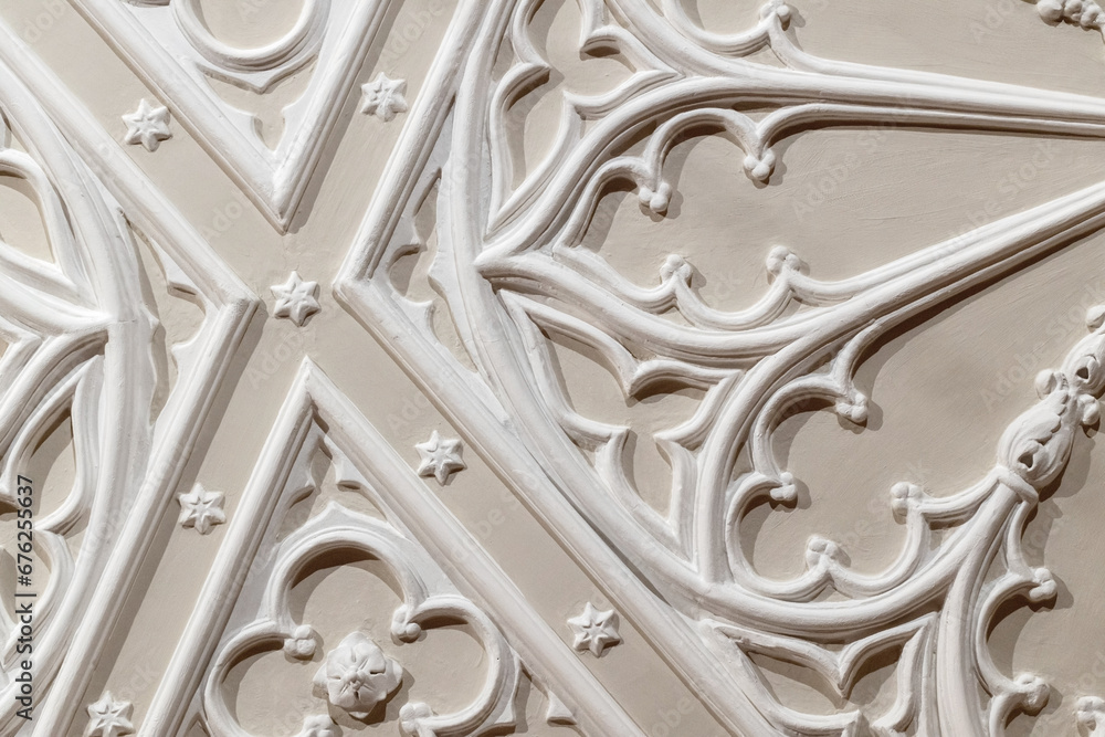 White gypsum bas-relief ceiling design details over beige paint - obrazy, fototapety, plakaty 