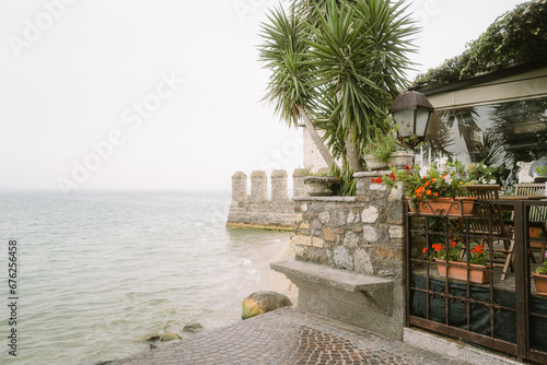 Terrasse in Sirmione direkt am Gardasee photo
