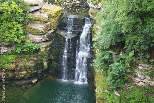 段丘上の石の上を流れる滝 in フランス