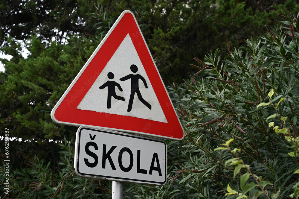 Panneau de signalisation routière indiquant la proximité d'une école en langue croate
