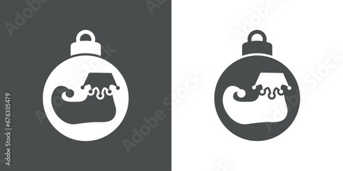 Tiempo de Navidad. Logo con silueta de bola de navidad con bota de elfo de Santa Claus para su uso en invitaciones y felicitaciones