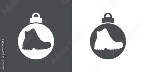 Tiempo de Navidad. Logo con silueta de bola de navidad con bota de senderismo para su uso en invitaciones y felicitaciones