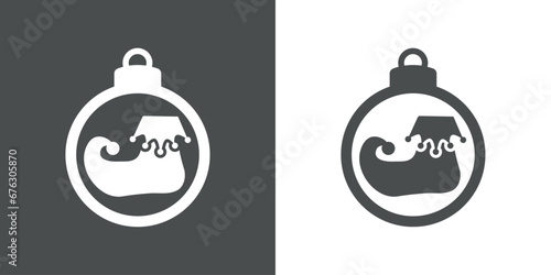 Tiempo de Navidad. Logo con silueta de bola de navidad con bota de elfo de Santa Claus para su uso en invitaciones y felicitaciones