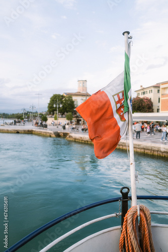 Blick auf Lazise von einer Fähre auf dem Gardasee photo