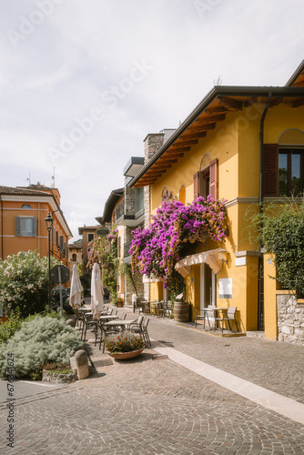 niedliches Restaurant in den Gassen von Gardone Riviera am Gardasee photo