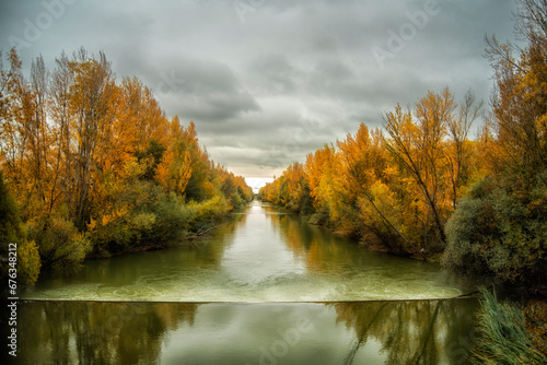 Río Bernesga en otoño aguas abajo.. photo
