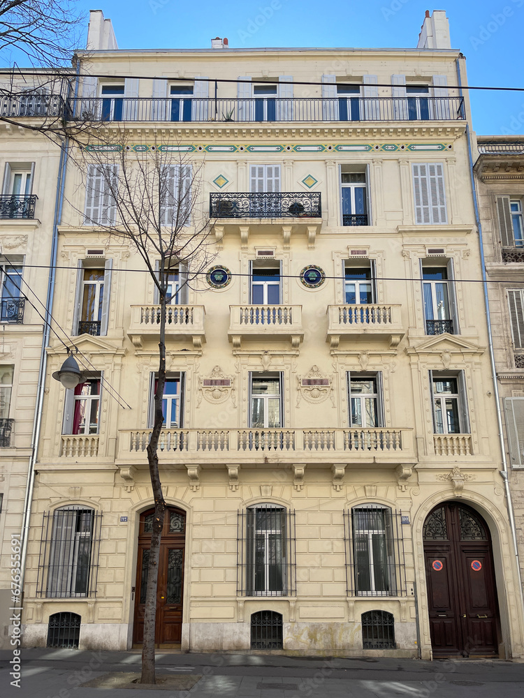 Immeuble en centre ville de Marseille datant du XIXème siècle, époque haussmanienne , avec la façade rénovée, un jour ensoleille, sur le boulevard Longchamp. 
