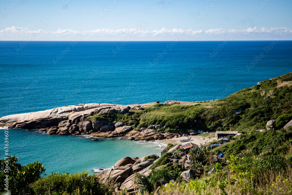Obraz premium sunrise in florianopolis, sunny morning on the beach, sunny morning, camping at sunrise.