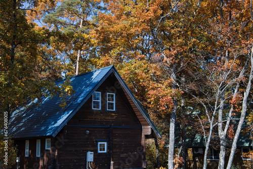 11月の色鮮やかに紅葉している別荘地 photo