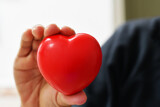 Persona con un corazón en la mano. Concepto de cuidado del corazón y la salud.