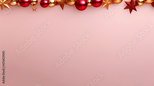 Etoiles et boules de Noël décoratives. Ambiance festive et hivernale, rouge, doré, rose. Espace vide de composition pour conception et création graphique.