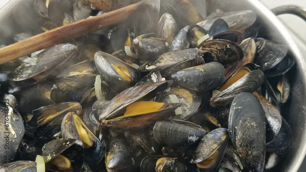moules en cuisson dans une casserole, en gros plan moules en cuisson dans une casserole, en gros plan
