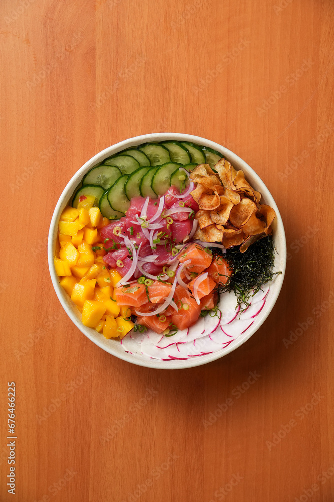 Cubos de salmão fresco, abacate cremoso, vegetais crocantes, regados com molho especial, nori, manga em um fundo fotogr[afico incrível Cubos de salmão fresco, abacate cremoso, vegetais crocantes, regados com molho especial, nori, manga em um fundo fotogr[afico incrível