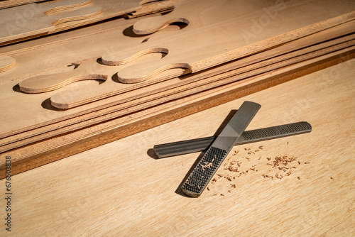 Foto wood rasp files against okoume plywood with puzzle joints in stitch-and-glue boa