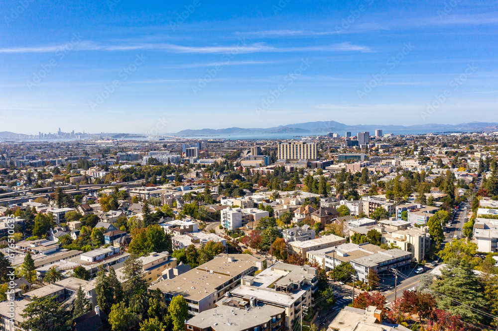 Φωτογραφία Aerial images over housing and apartment communities in Oakland, California