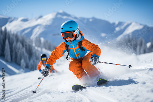 Niño esquiando en montaña cubierta de nieve