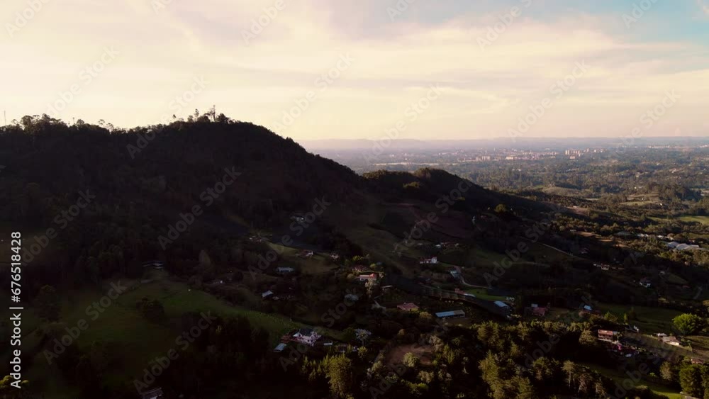 Video aéreo realizado con drone, sobre área rural del Municipio de la Ceja, en el que se observa el Cerro El Capiro y la ciudad de Rionegro. Video aéreo realizado con drone, sobre área rural del Municipio de la Ceja, en el que se observa el Cerro El Capiro y la ciudad de Rionegro.