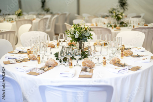 Belle table de mariage avec des fleurs et des couverts. Décorations de table élégantes