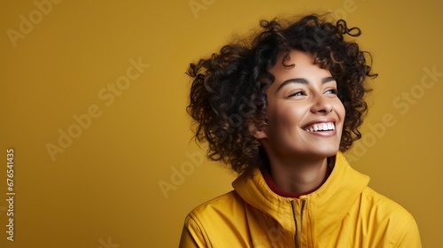 Concepto de una mujer sonriendo con espacio para texto. Generado por IA.