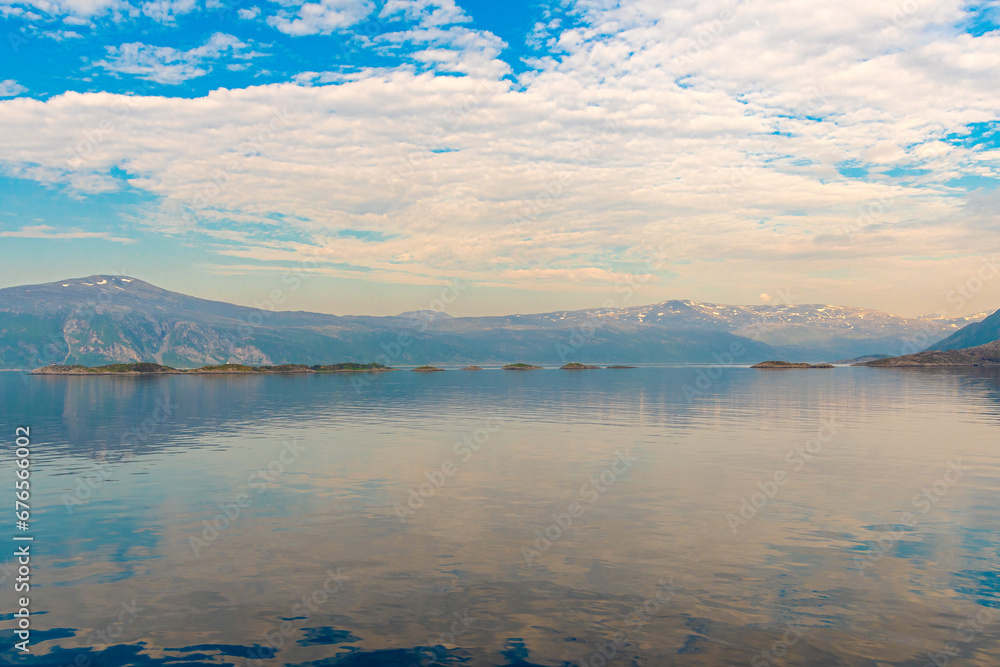 der magische Fjord Balsfjorden südlich von der Polarstadt Tromsö in Norwegen