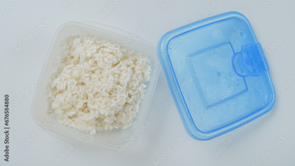 プラスチック容器に入った冷凍ご飯 プラスチック容器に入った冷凍ご飯