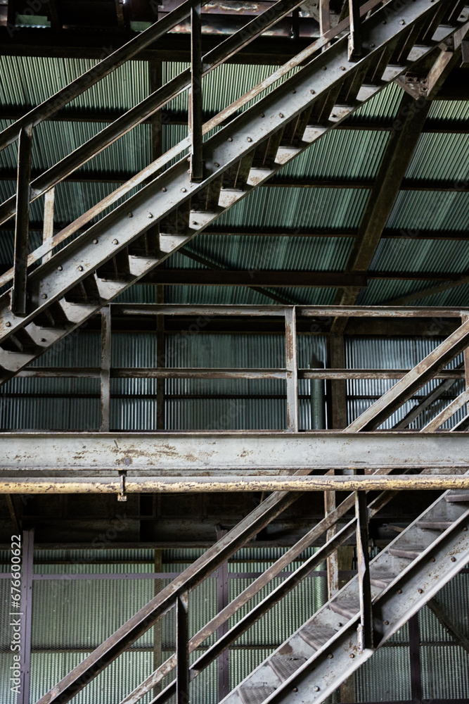 scension oubliée, gros plan d'un escalier dans une usine industrielle abandonnée