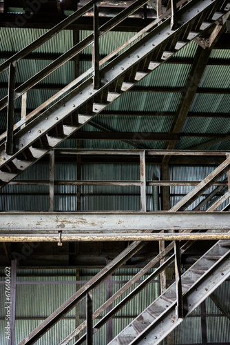 scension oubliée, gros plan d'un escalier dans une usine industrielle abandonnée