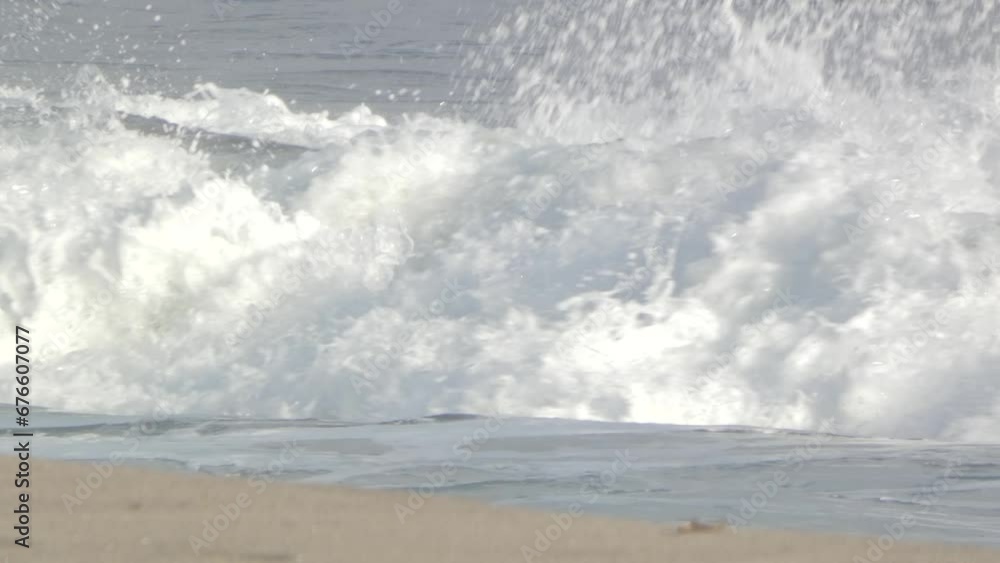 波飛沫の美しい砂浜の波打ち際 波飛沫の美しい砂浜の波打ち際