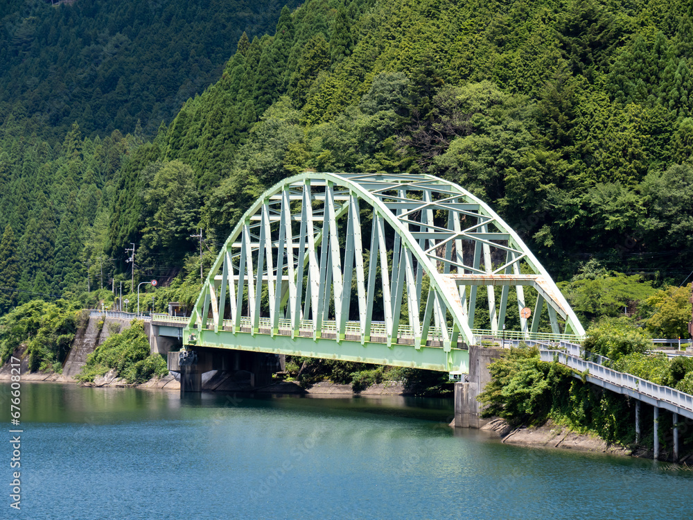 Fototapeta premium 音水湖(引原ダムの人工湖)と新三久安大橋(国道29号)の風景。(兵庫県宍粟市) 