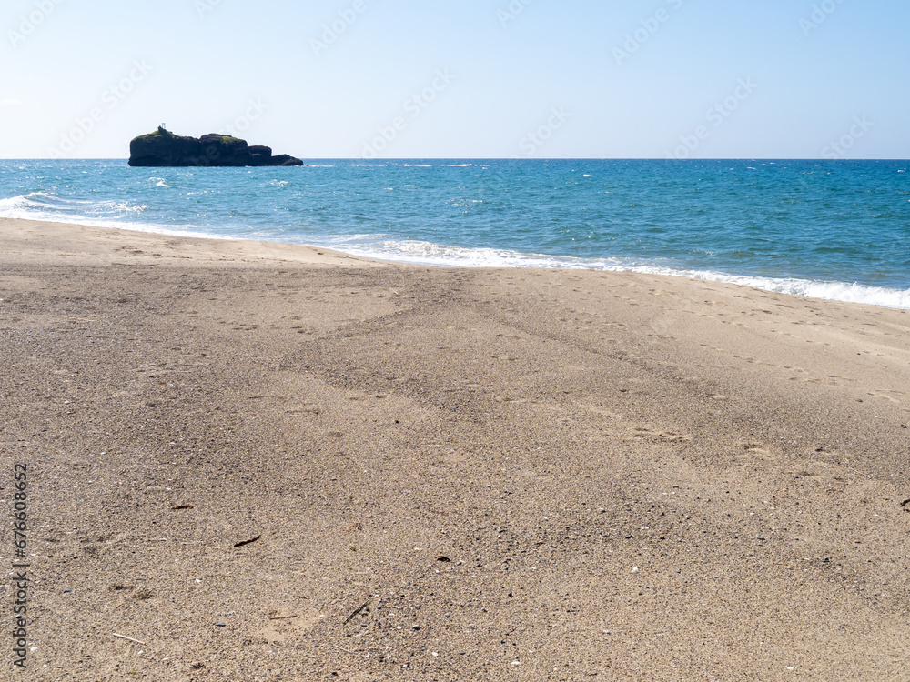 「因幡の白兎」の舞台とされる白兎海岸(鳥取県鳥取市)の砂浜と、夏の青い日本海と淤岐之島の風景。
