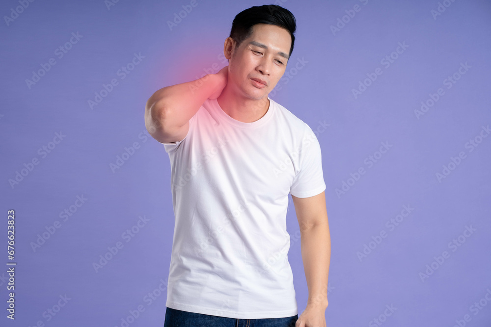 Naklejka premium Image of Asian man posing on purple background