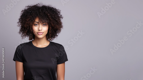 Afro american woman wearing black t-shirt isolated on gray background © pariketan