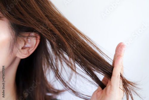 髪の毛を触る女性 ヘアケアイメージ